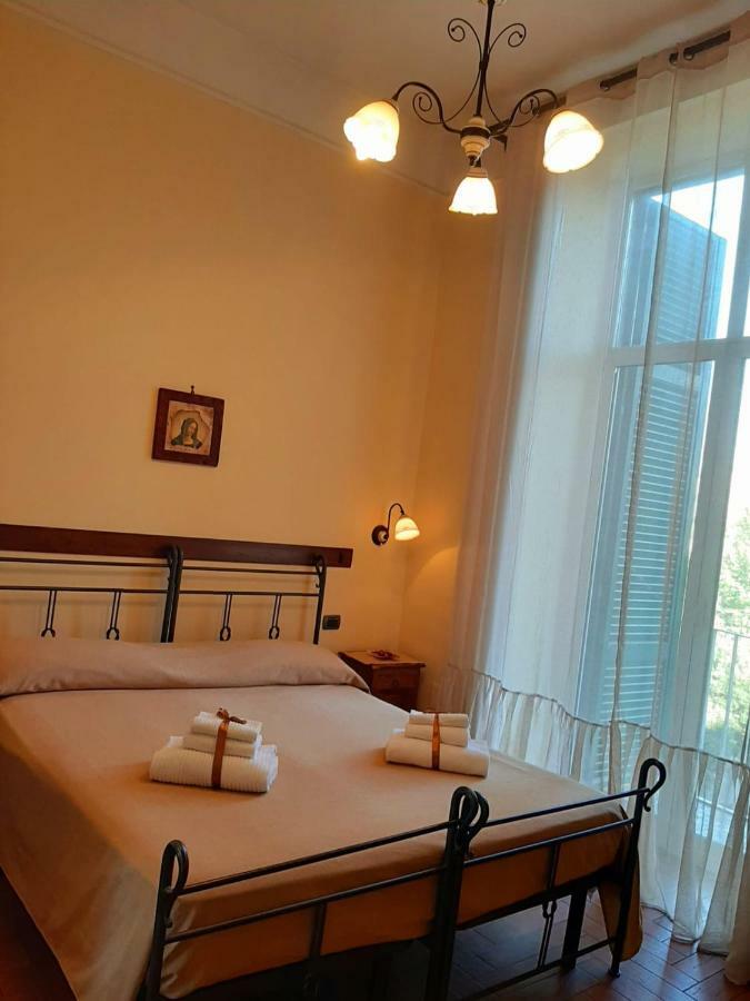 B&B Conte Cavour เนเปิลส์ ภายนอก รูปภาพ